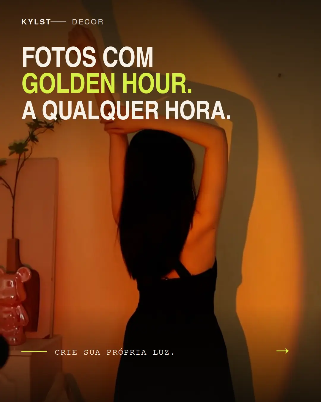 Pessoa fotografando em frente à luz do Projetor Pôr do Sol